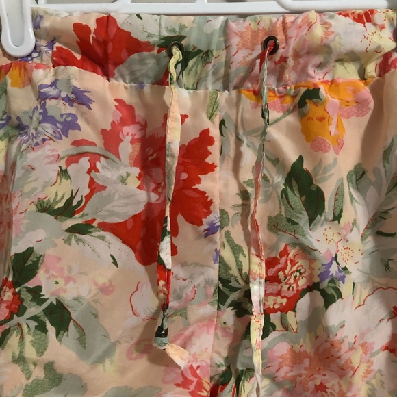 VOG Collection pretty peach floral shorts - Picture 4 of 8